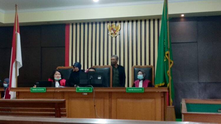 Hakim memimpin sidang dari dalam ruang persidangan Pengadilan Negeri Jambi. Foto: Istimewa