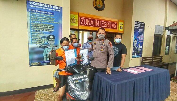 Pelaku setelah berhasil ditangkap oleh aparat kepolisian. Foto: Istimewa