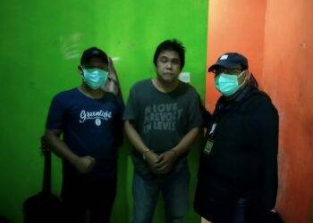 Tersangka Redo Setiawan (tengah) bersama petugas dari Kejaksaan. Foto: Kejati Jambi