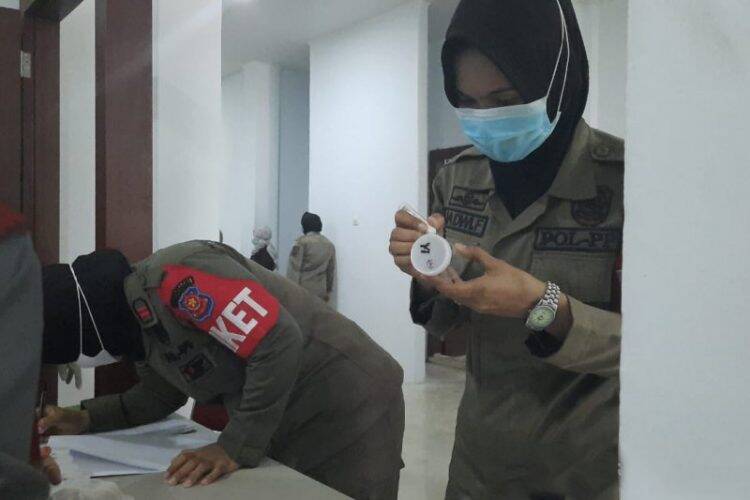 Pelaksanaan tes urine di Kantor Satpol PP Kota Jambi. Foto: Istimewa