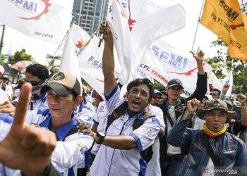 Sejumlah buruh yang tergabung dalam Konfederasi Serikat Pekerja Indonesia (KSPI) melakukan unjuk rasa di depan Kementerian Tenaga Kerja. Foto: Istimewa