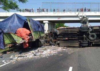 Kecelakaan tersebut melibatkan tiga kendaraan. Foto: Istimewa