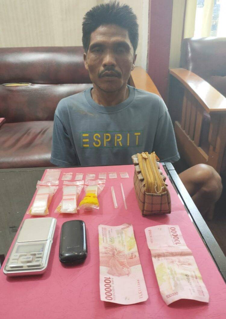 Pelaku setelah diamankan dan dibawa ke kantor polisi. Foto: Ardi