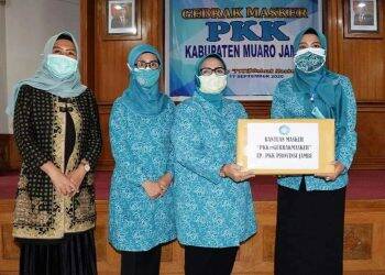 Rahima ke Aula Kantor Bupati Muaro Jambi, Sebar Masker Covid-19