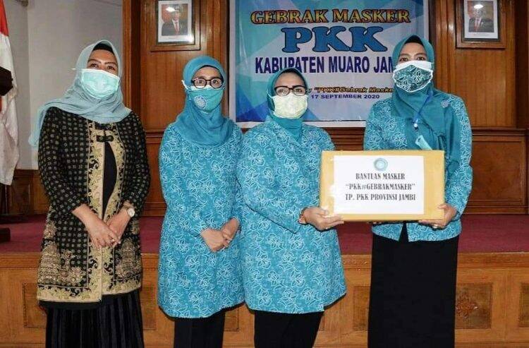 Rahima ke Aula Kantor Bupati Muaro Jambi, Sebar Masker Covid-19