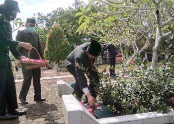 Tabur bunga di makam pahlawan Merangin. Foto: Nazarman
