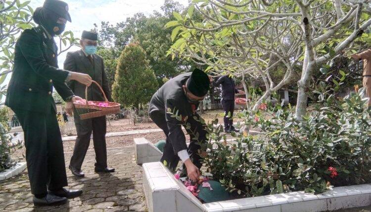 Tabur bunga di makam pahlawan Merangin. Foto: Nazarman