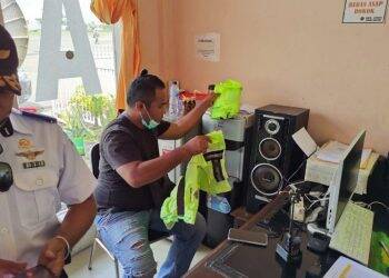 Anggota Polres Nabire melakukan penggeledahan di kantor Bandara Nabire