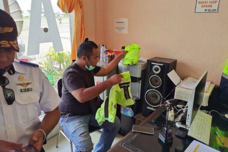 Anggota Polres Nabire melakukan penggeledahan di kantor Bandara Nabire