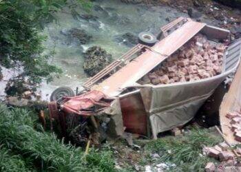 Truk bermuatan mie instan jatuh ke dalam jurang sedalam 40 meter di Jalur alternatif Jonggol-Cianjur, Jawa Barat, sehingga sopir tewas di tempat,