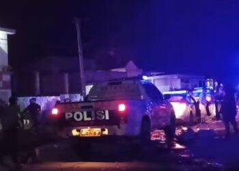 Polisi turun untuk mengamankan situasi. Foto: Gandi