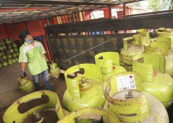 Ilustrasi --- Pekerja mengangkut tabung gas elpiji 3 kilogram bersubsidi di Pangkalan Gas di Cibubur, Jakarta Timur