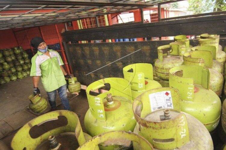 Ilustrasi --- Pekerja mengangkut tabung gas elpiji 3 kilogram bersubsidi di Pangkalan Gas di Cibubur, Jakarta Timur