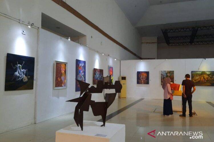 Pameran seni rupa Palam Jambe di Taman Budaya Jambi. Taman Budaya Jambi menyelenggarakan pameran seni rupa untuk meningkatkan apresiasi masyarakat terhadap karya seni rupa
