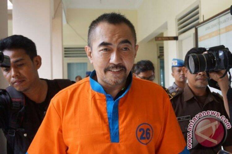 Penyerahan Tersangka Kasus Narkotika Gatot Brajamusti Tersangka penyalahgunaan narkotika yang juga mantan Ketua Persatuan Artis Film Indonesia (PARFI) Gatot Brajamusti (tengah) dikawal petugas.
