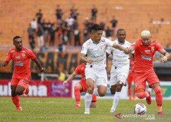Penyerang Borneo FC Diogo Campos (kanan) dikawal ketat oleh pemain tengah Persipura Takuya Matsunaga dalam laga Liga I Indonesia 2020 di Stadion Segiri, Samarinda, Kalimantan Timur. Foto: Net