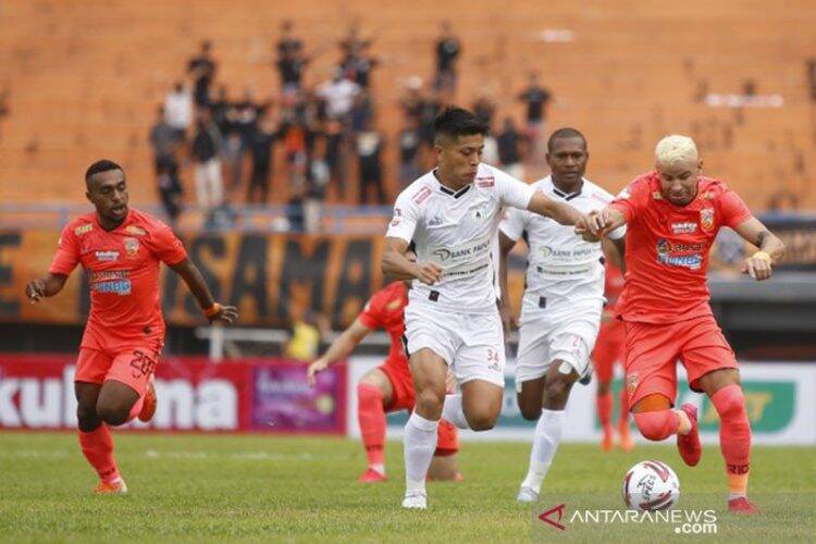 Penyerang Borneo FC Diogo Campos (kanan) dikawal ketat oleh pemain tengah Persipura Takuya Matsunaga dalam laga Liga I Indonesia 2020 di Stadion Segiri, Samarinda, Kalimantan Timur. Foto: Net