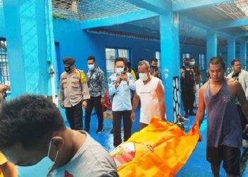 Anggota Polresta Palangka Raya dibantu petugas Lapas Klas IIA Palangka Raya Kalimantan Tengah dan narapidana setempat mengevakuasi jasad Soni yang ditemukan tewas tergantung di ruang tahanan