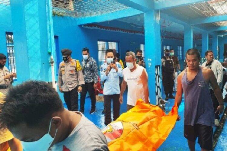 Anggota Polresta Palangka Raya dibantu petugas Lapas Klas IIA Palangka Raya Kalimantan Tengah dan narapidana setempat mengevakuasi jasad Soni yang ditemukan tewas tergantung di ruang tahanan