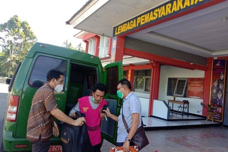 Muhammad Ridwan Pattilow, terpidana kasus korupsi dana dalam pekerjaan pembangunan Water Front City Kota Namlea Tahap I tahun 2015 dan tahap II tahun 2016 pada Dinas Pekerjaan Umum Kabupaten Buru ditangkap d