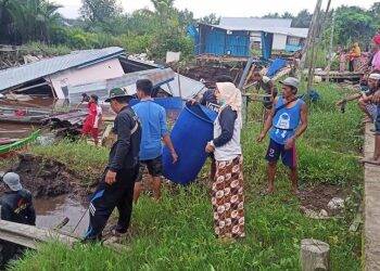 Rumah ambruk tersebut adalah milik Hasanudin dan Sahidil Mahruf