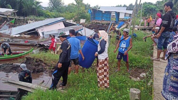 Rumah ambruk tersebut adalah milik Hasanudin dan Sahidil Mahruf