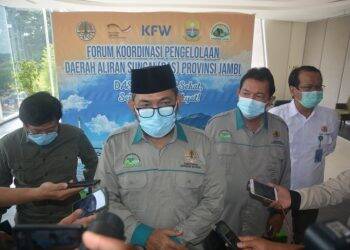 Sekda Provinsi Jambi, Sudirman memberikan keterangan pers usai membuka Workshop Strategi dan Kebijakan Pengelolaan Serta Pemulihan Daerah Aliran Sungai (DAS)