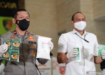 Karo Penmas Divisi Humas Polri Brigjen Pol Awi Setiyono (kiri) bersama Kasubdit I Dipidter Bareskrim Polri Kombes Pol Pipit Rismanto (kanan) memperlihatkan barang bukti saat konferensi pers pengungkapan tindak pidana bidang kesehatan dan perlindungan konsumen di Gedung Bareskrim Polri