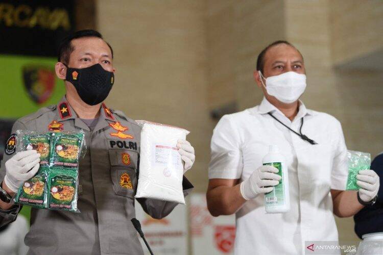 Karo Penmas Divisi Humas Polri Brigjen Pol Awi Setiyono (kiri) bersama Kasubdit I Dipidter Bareskrim Polri Kombes Pol Pipit Rismanto (kanan) memperlihatkan barang bukti saat konferensi pers pengungkapan tindak pidana bidang kesehatan dan perlindungan konsumen di Gedung Bareskrim Polri