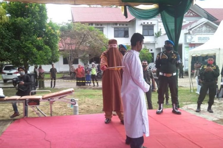 Seorang terpidana pelanggaran syariat Islam saat menjalani hukuman cambuk di di depan Kantor Dinas Syariat Islam Aceh Timur
