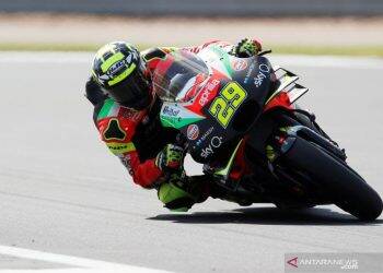 Pebalap tim Aprilia Andrea Iannone menjalani sesi latihan di Grand Prix Inggris, Sirkuit Silverstone