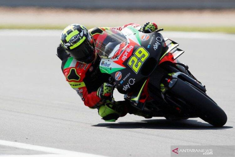 Pebalap tim Aprilia Andrea Iannone menjalani sesi latihan di Grand Prix Inggris, Sirkuit Silverstone