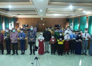 Penyerahan secara simbolis beasiswa bantuan SKK Migas - PetroChina Jabung kepada 992 siswa dari keluarga kurang mampu dan berprestasi, di Kantor Bupati Tanjabtim, Kamis 5 November 2020. Foto: Tim FJM Jambi