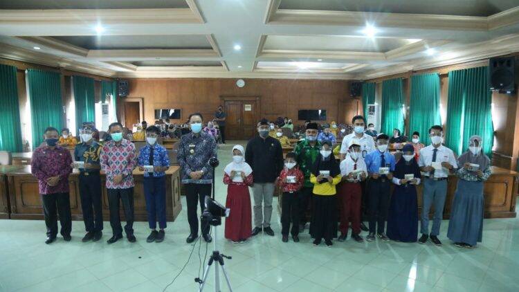 Penyerahan secara simbolis beasiswa bantuan SKK Migas - PetroChina Jabung kepada 992 siswa dari keluarga kurang mampu dan berprestasi, di Kantor Bupati Tanjabtim, Kamis 5 November 2020. Foto: Tim FJM Jambi