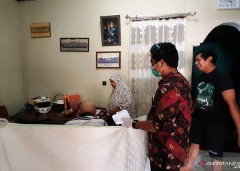 Lansia Batanghari Nyoblos Calon Gubernur dan Bupati di Rumah