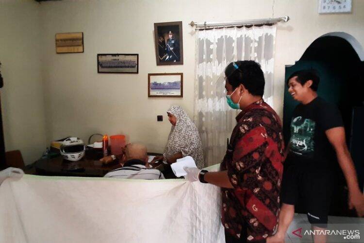 Lansia Batanghari Nyoblos Calon Gubernur dan Bupati di Rumah