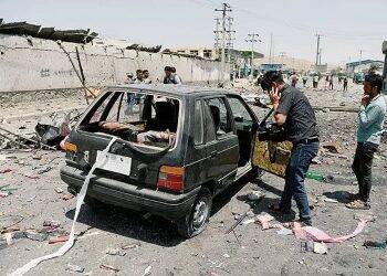 Ilustrasi - Seorang juru kamera mendokumentasikan mobil yang hancur akibat bom di Kabul, Afghanistan,