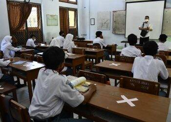 Siswa Sekolah Dasar di Kota Sungai Penuh melaksanakan upacara. Foto: Ilustrasi
