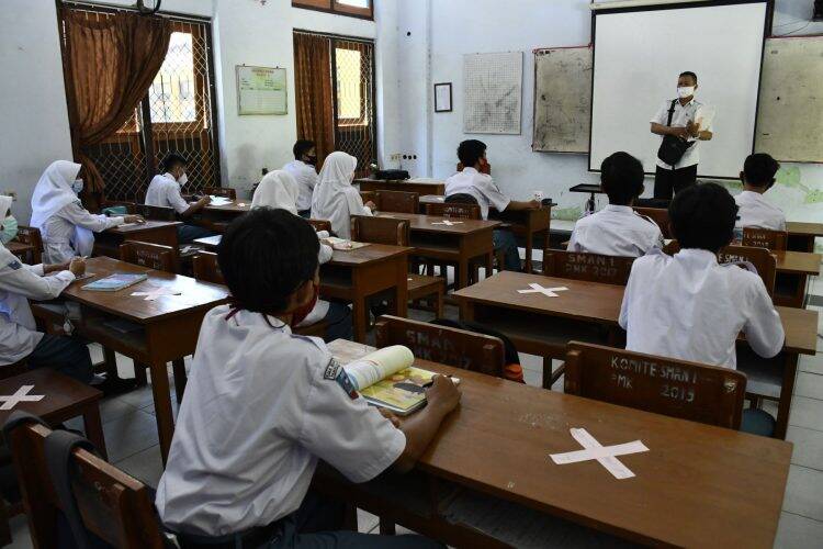 Siswa Sekolah Dasar di Kota Sungai Penuh melaksanakan upacara. Foto: Ilustrasi
