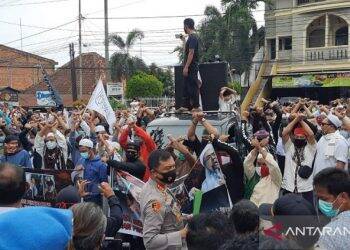Massa dari Aliansi Umat Islam Jambi yang sedang berunjukrasa di depan Mapolda Jambi diminta untuk segera membubarkan diri.