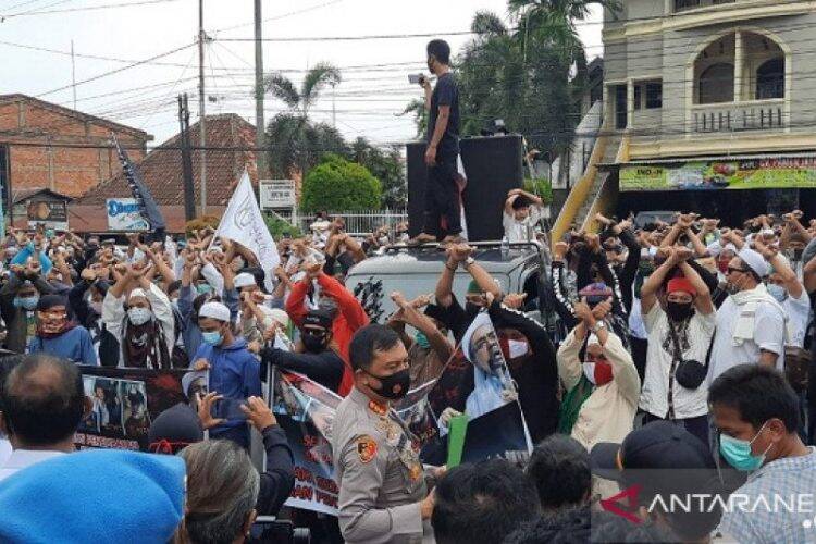 Massa dari Aliansi Umat Islam Jambi yang sedang berunjukrasa di depan Mapolda Jambi diminta untuk segera membubarkan diri.
