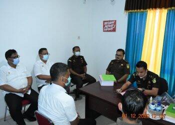 Proses registrasi para tersangka di Kejari Merangin. Foto: Istimewa