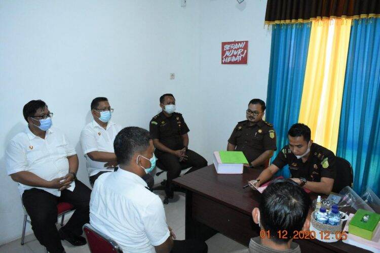 Proses registrasi para tersangka di Kejari Merangin. Foto: Istimewa