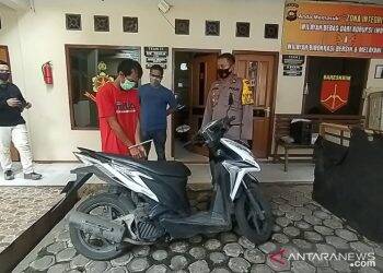 Pelaku pencurian saat berada di kantor polisi. Foto: Istimewa