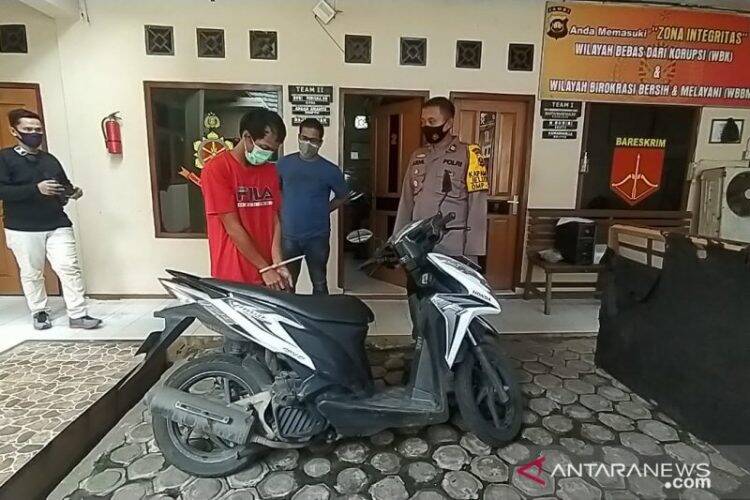 Pelaku pencurian saat berada di kantor polisi. Foto: Istimewa