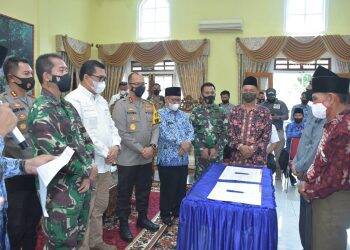 Penandatangan kesepakatan perdamaian dua desa yang bentro di Kerinci. Foto: Istimewa