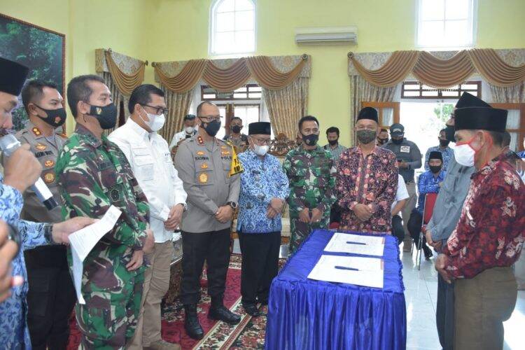 Penandatangan kesepakatan perdamaian dua desa yang bentro di Kerinci. Foto: Istimewa
