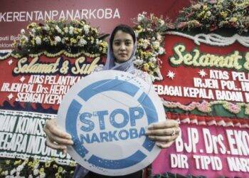 Foto: Artis Marcella Zalianty berpose dengan gambar tempel Stop Narkoba di gedung Badan Narkotika Nasional, Jakarta, Jumat (2/3). Banyaknya artis yang terjebak narkoba membuat sejumlah kalangan publik figur membuat kesepakatan bersama BNN terkait pencegahan dan penanganan penyalah gunaan narkoba di kalangan artis dan pekerja seni.