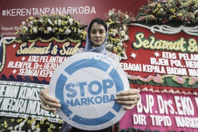 Foto: Artis Marcella Zalianty berpose dengan gambar tempel Stop Narkoba di gedung Badan Narkotika Nasional, Jakarta, Jumat (2/3). Banyaknya artis yang terjebak narkoba membuat sejumlah kalangan publik figur membuat kesepakatan bersama BNN terkait pencegahan dan penanganan penyalah gunaan narkoba di kalangan artis dan pekerja seni.