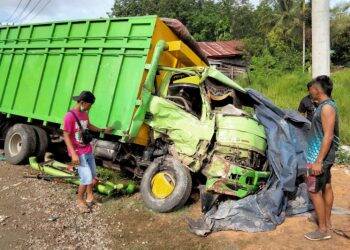 Truk yang alami kecelakaan maut di Desa Sungai Buluh, Kabupaten Batanghari.